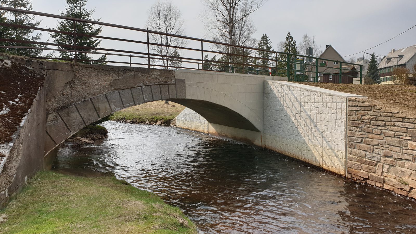 Halb sanierte Brücke in Kühnhaide